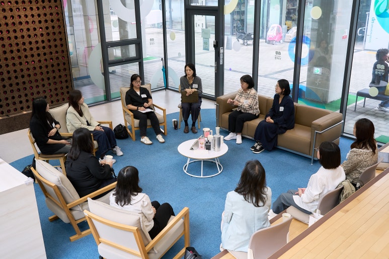 서울우먼업 구직자들의 좌담회 장면