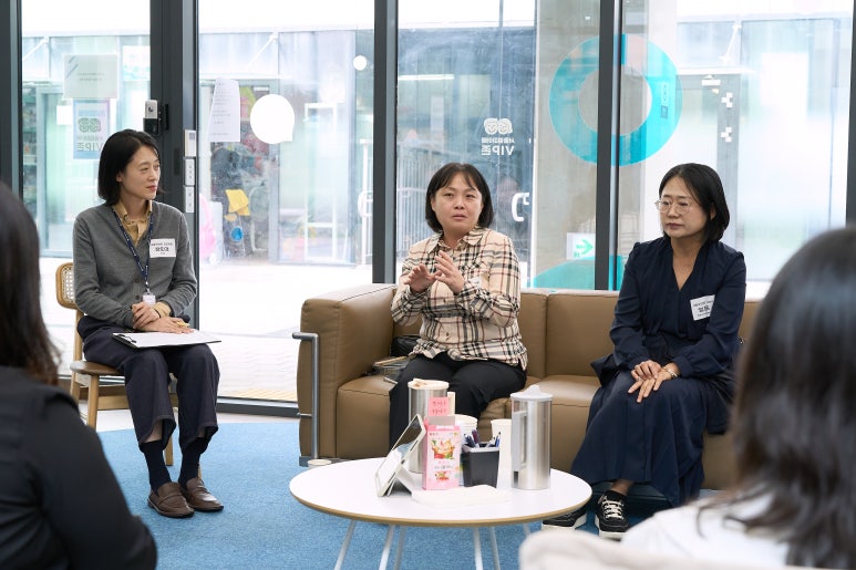 서울우먼업 구직자들의 좌담회 장면