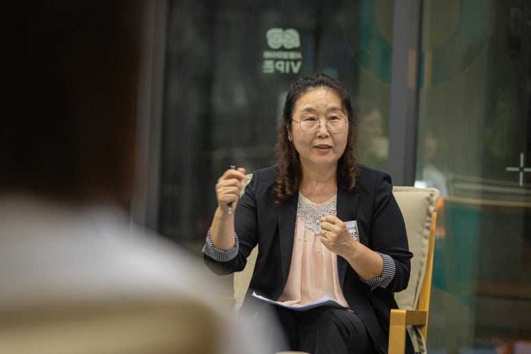 서울우먼업 구직자들의 좌담회 장면